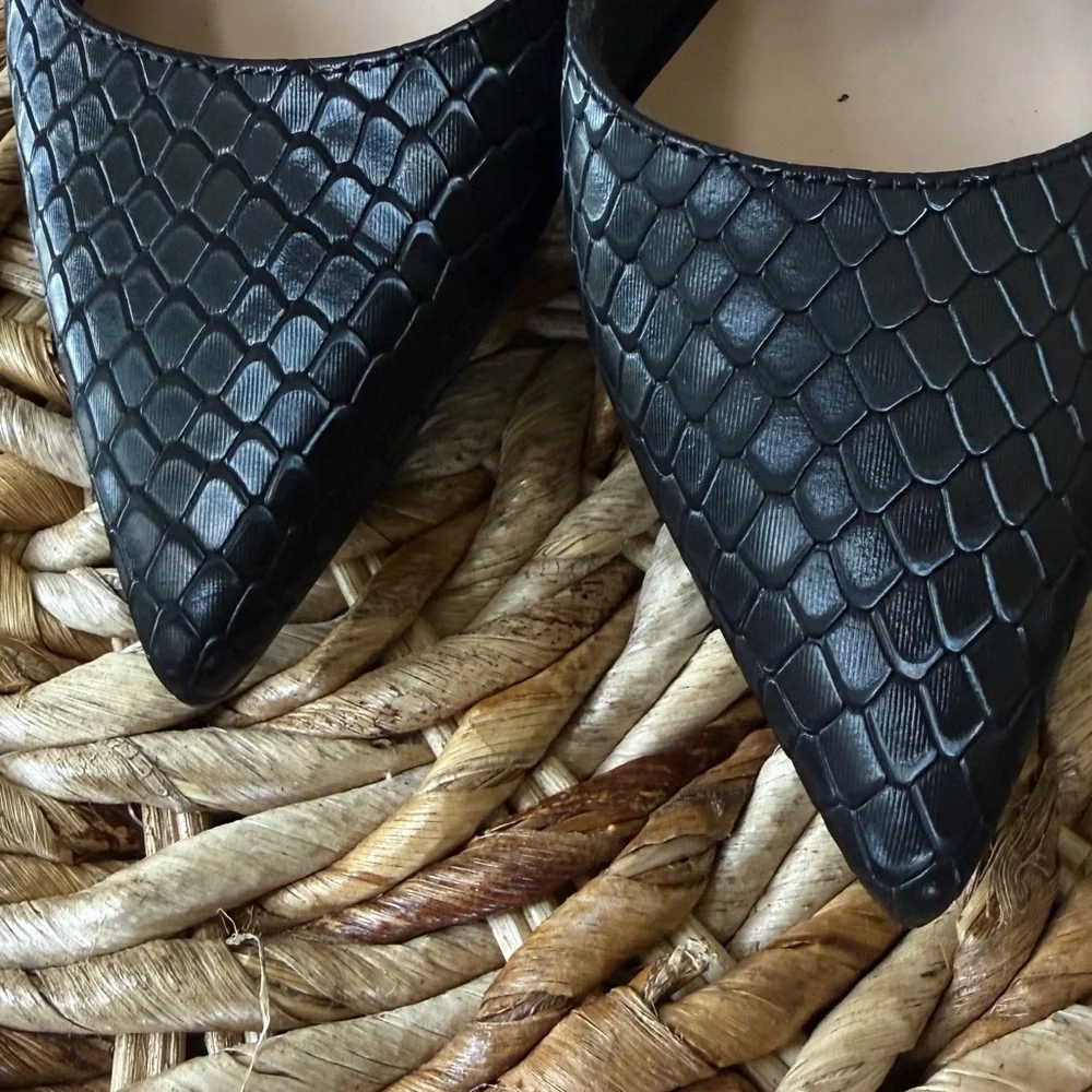 Chic Black Textured Heels​